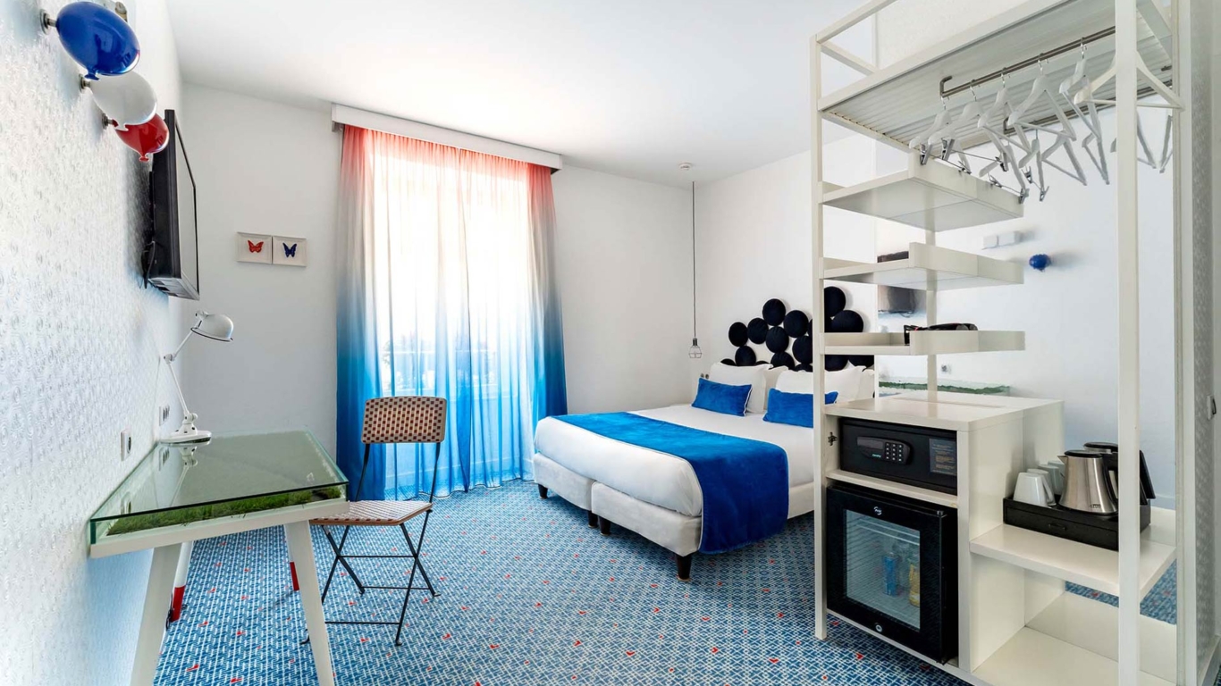 Chambre Supérieure, idéale pour 1 ou 2 personnes, offrant une atmosphère élégante et un confort optimal pour un séjour paisible et raffiné.