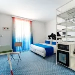 Chambre Supérieure, idéale pour 1 ou 2 personnes, offrant une atmosphère élégante et un confort optimal pour un séjour paisible et raffiné.
