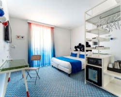 Chambre Supérieure, idéale pour 1 ou 2 personnes, offrant une atmosphère élégante et un confort optimal pour un séjour paisible et raffiné.