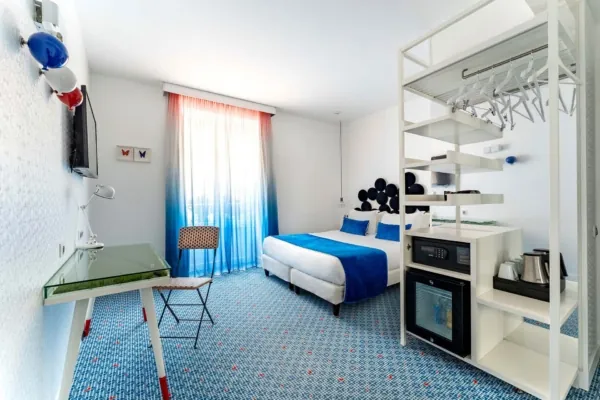 Chambre Supérieure, idéale pour 1 ou 2 personnes, offrant une atmosphère élégante et un confort optimal pour un séjour paisible et raffiné.