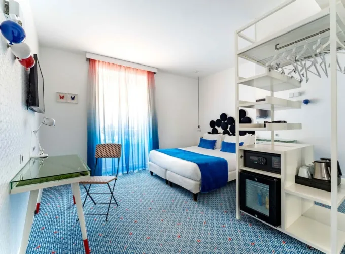 Chambre Supérieure, idéale pour 1 ou 2 personnes, offrant une atmosphère élégante et un confort optimal pour un séjour paisible et raffiné.