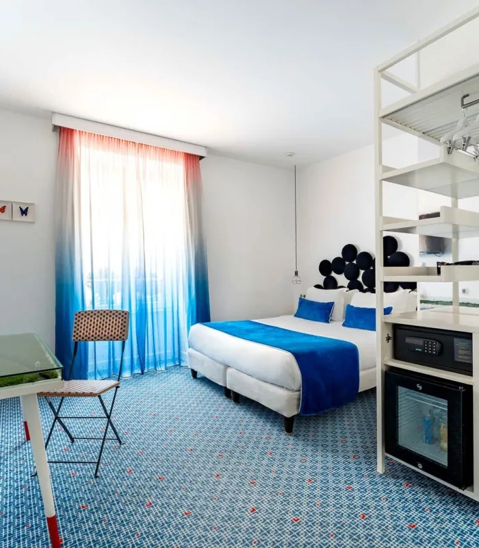 Chambre Supérieure, idéale pour 1 ou 2 personnes, offrant une atmosphère élégante et un confort optimal pour un séjour paisible et raffiné.