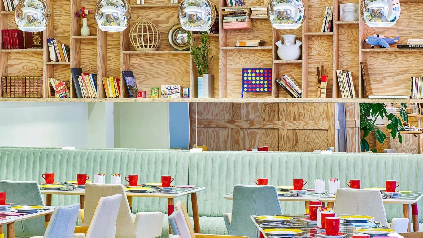 Salle à manger colorée et ludique – Hôtel Joke