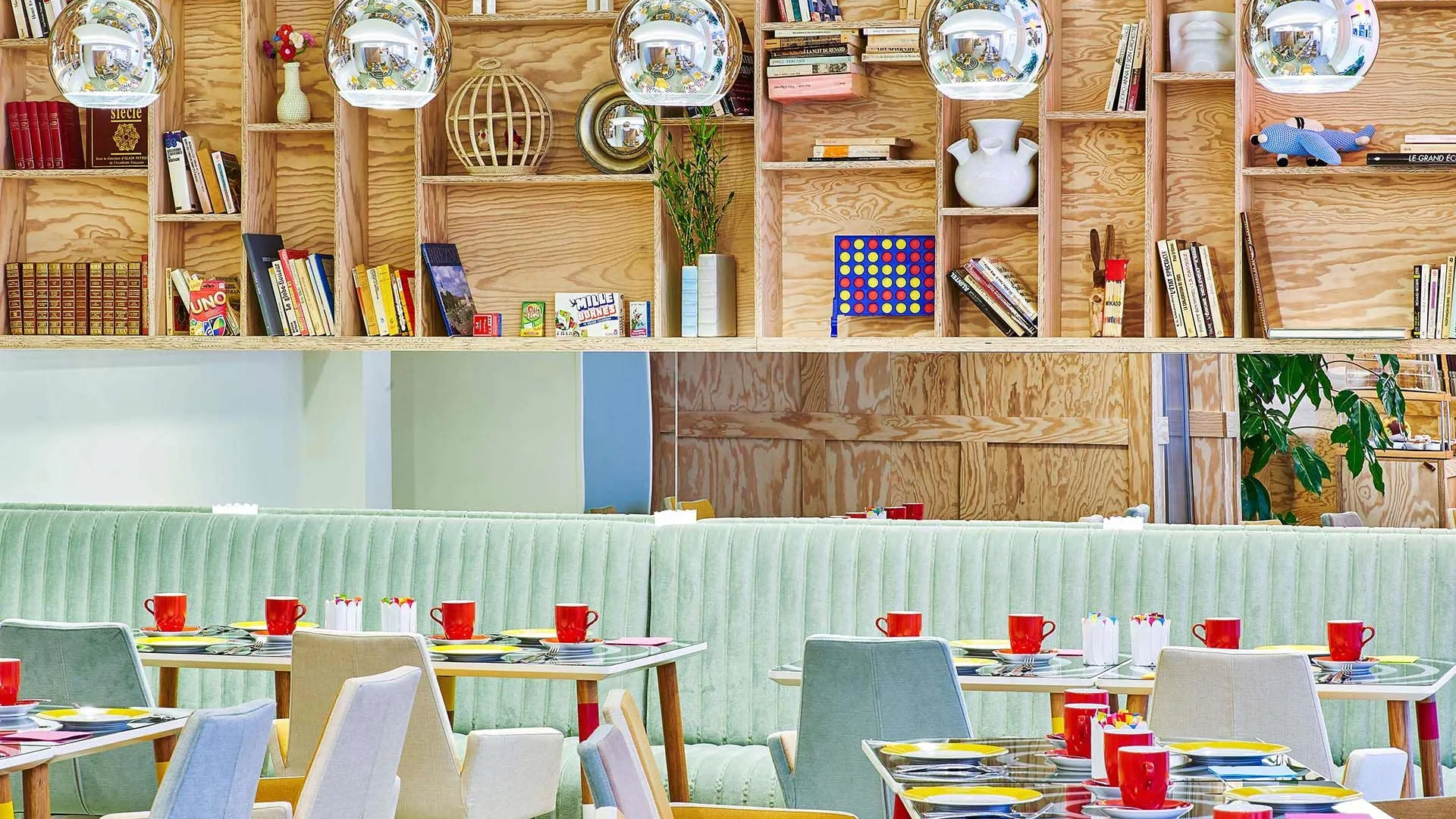 Salle à manger colorée et ludique – Hôtel Joke