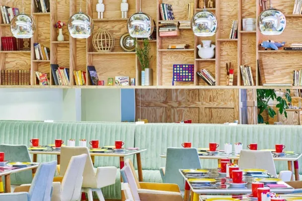 Salle à manger colorée et ludique – Hôtel Joke