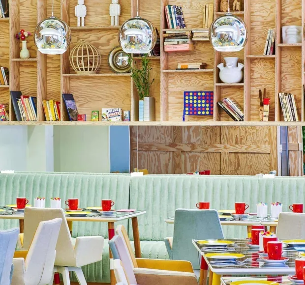 Salle à manger colorée et ludique – Hôtel Joke