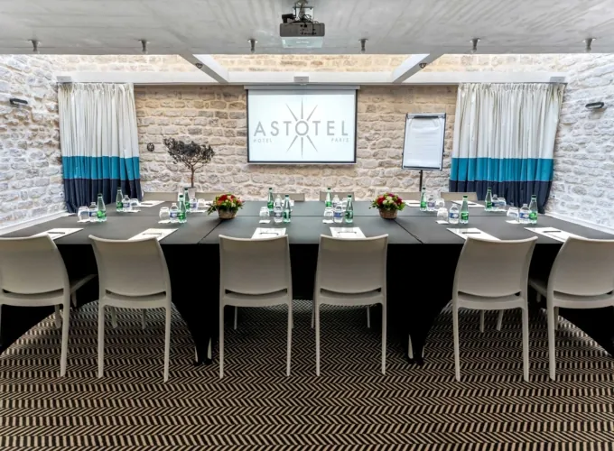 La salle de réunion Belmondo de l’Hôtel 123 Sébastopol à Paris est entièrement équipée pour les séminaires professionnels