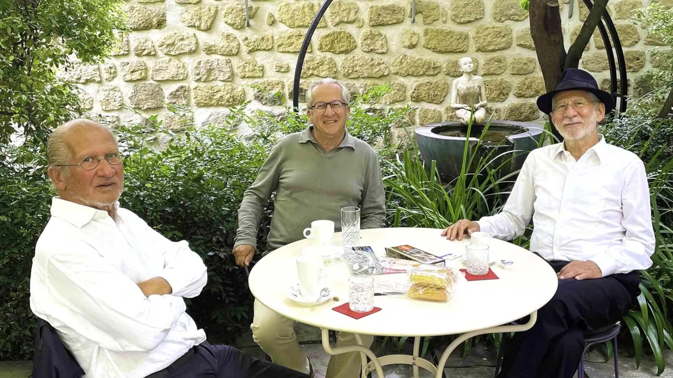 Les trois frères Cachan, fondateurs du groupe Astotel, réunis autour d’une table dans le jardin de l’Hôtel Regent's Garden