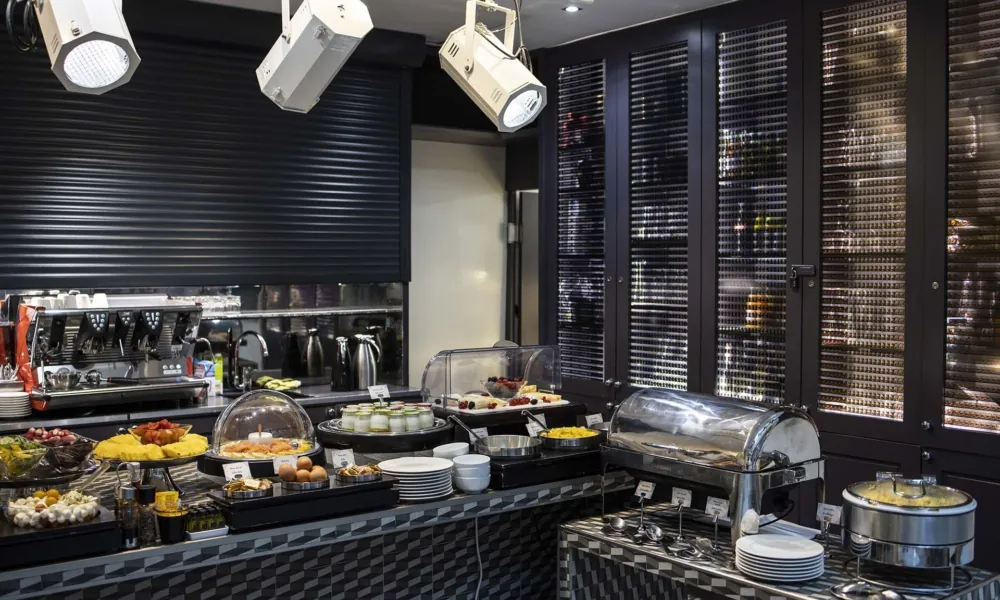 Le petit-déjeuner est servi sous forme de buffet et comprend une sélection de viennoiseries, pains frais, fromages, charcuterie, boissons chaudes et froides, yaourts, fruits secs et frais, ainsi que des céréales