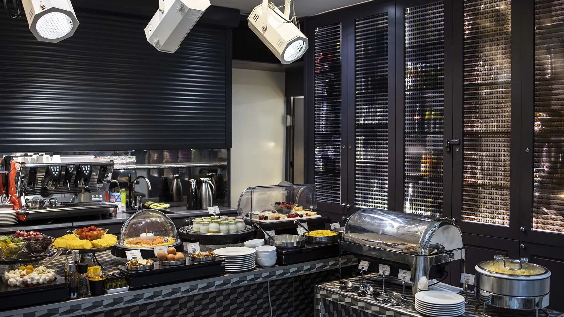 Le petit-déjeuner est servi sous forme de buffet et comprend une sélection de viennoiseries, pains frais, fromages, charcuterie, boissons chaudes et froides, yaourts, fruits secs et frais, ainsi que des céréales