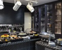 Le petit-déjeuner est servi sous forme de buffet et comprend une sélection de viennoiseries, pains frais, fromages, charcuterie, boissons chaudes et froides, yaourts, fruits secs et frais, ainsi que des céréales