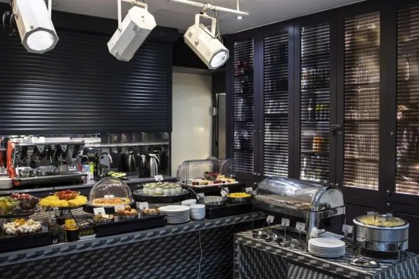 Le petit-déjeuner est servi sous forme de buffet et comprend une sélection de viennoiseries, pains frais, fromages, charcuterie, boissons chaudes et froides, yaourts, fruits secs et frais, ainsi que des céréales