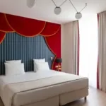 chambre double avec tête de lit rouge et bleue à l’hôtel astra opéra