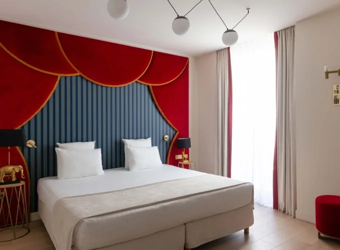 chambre double avec tête de lit rouge et bleue à l’hôtel astra opéra