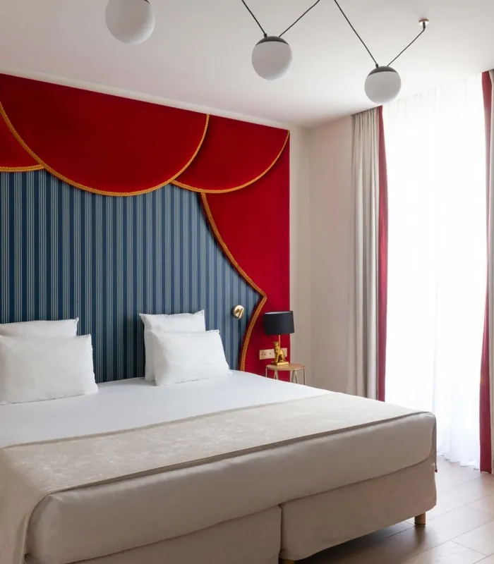chambre double avec tête de lit rouge et bleue à l’hôtel astra opéra
