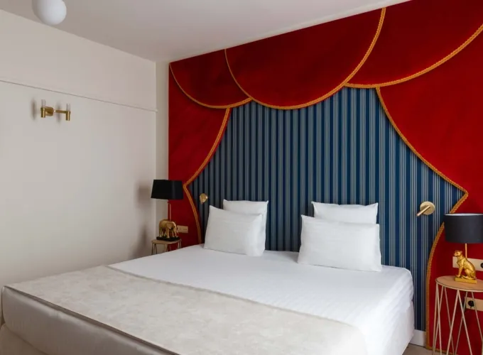 chambre double avec tête de lit rouge et bleue à l’hôtel astra opéra