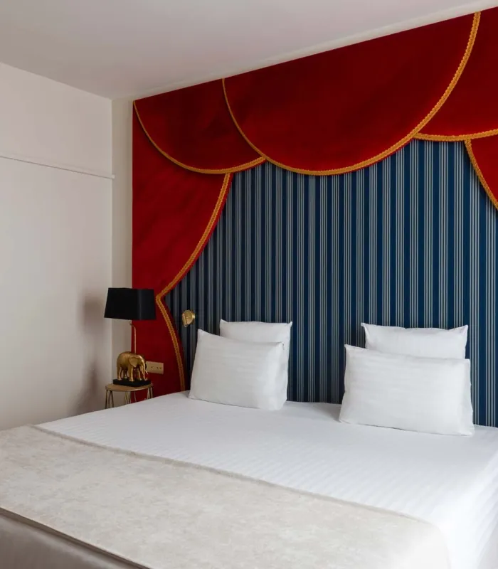 chambre double avec tête de lit rouge et bleue à l’hôtel astra opéra