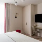 chambre double de l’hôtel astra opéra avec bureau