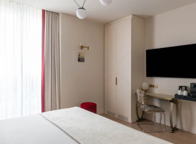 chambre double de l’hôtel astra opéra avec bureau