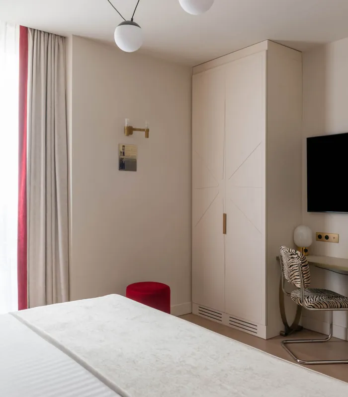 chambre double de l’hôtel astra opéra avec bureau