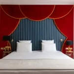 chambre double avec tête de lit rouge et bleue à l’hôtel astra opéra