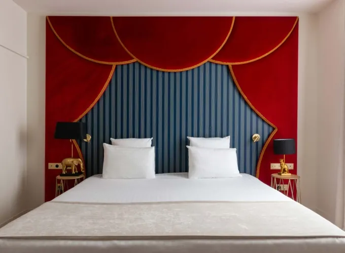chambre double avec tête de lit rouge et bleue à l’hôtel astra opéra