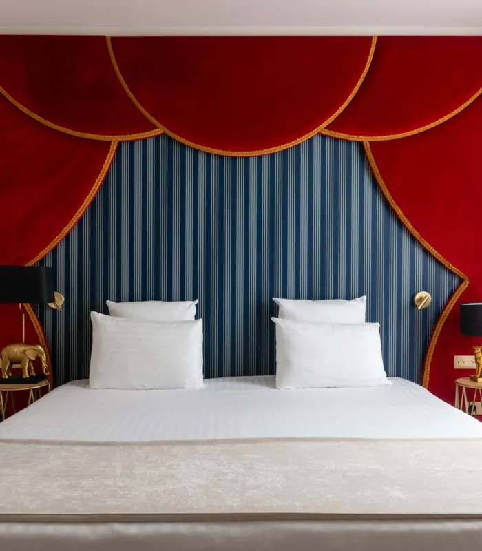 chambre double avec tête de lit rouge et bleue à l’hôtel astra opéra