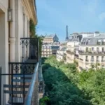 Chambre Double avec balcon et vue privilégiée sur la Tour Eiffel à l’Hôtel Palm