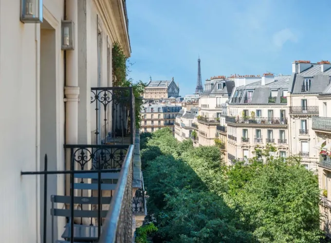 Chambre Double avec balcon et vue privilégiée sur la Tour Eiffel à l’Hôtel Palm