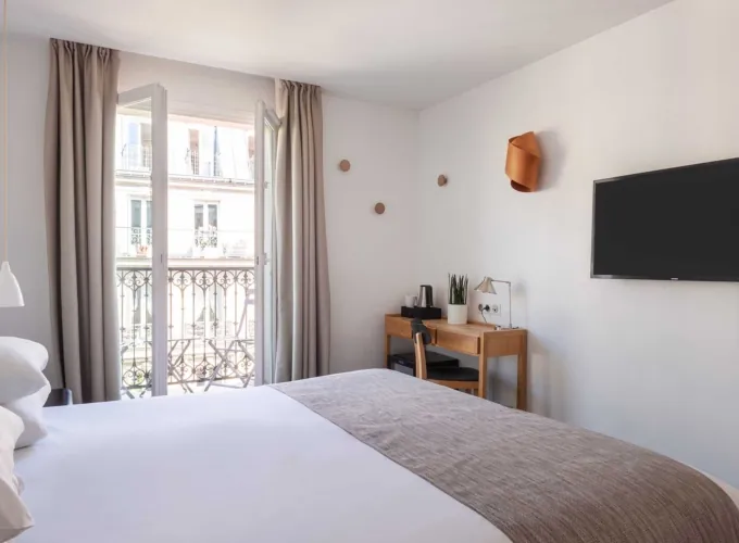 Chambre Double Balcon avec vue sur la Tour Eiffel à l’hôtel Palm disposant d’un bureau et d’une télévision