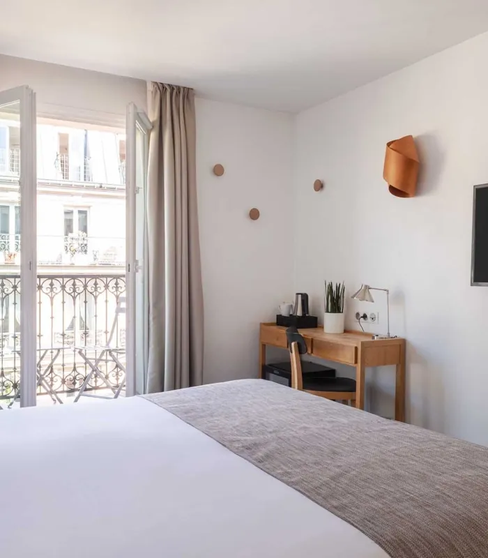 Chambre Double Balcon avec vue sur la Tour Eiffel à l’hôtel Palm disposant d’un bureau et d’une télévision