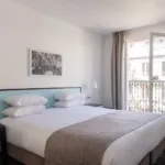 Chambre Double Balcon avec vue sur la Tour Eiffel à l’hôtel Palm disposant d’un bureau et d’une télévision