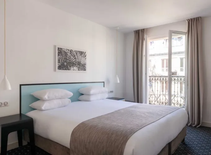 Chambre Double Balcon avec vue sur la Tour Eiffel à l’hôtel Palm disposant d’un bureau et d’une télévision