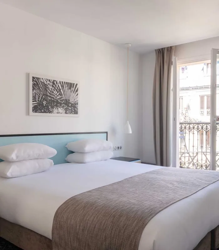 Chambre Double Balcon avec vue sur la Tour Eiffel à l’hôtel Palm disposant d’un bureau et d’une télévision
