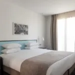 Chambre Double Balcon avec vue sur la Tour Eiffel à l’hôtel Palm disposant d’un bureau et d’une télévision