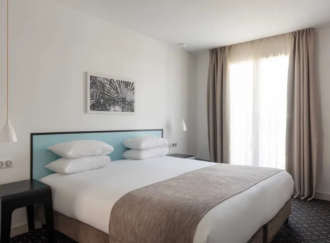 Chambre Double Balcon avec vue sur la Tour Eiffel à l’hôtel Palm disposant d’un bureau et d’une télévision