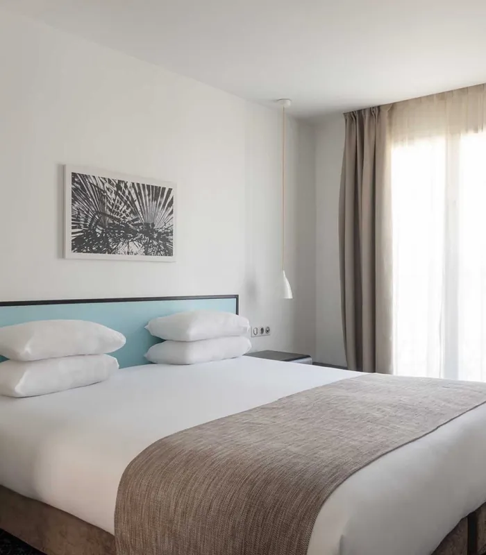 Chambre Double Balcon avec vue sur la Tour Eiffel à l’hôtel Palm disposant d’un bureau et d’une télévision