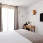 Chambre Double Balcon avec vue sur la Tour Eiffel à l’hôtel Palm disposant d’un bureau et d’une télévision