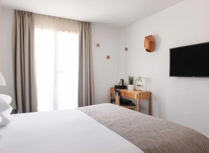 Chambre Double Balcon avec vue sur la Tour Eiffel à l’hôtel Palm disposant d’un bureau et d’une télévision