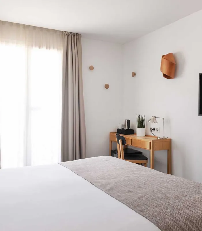 Chambre Double Balcon avec vue sur la Tour Eiffel à l’hôtel Palm disposant d’un bureau et d’une télévision