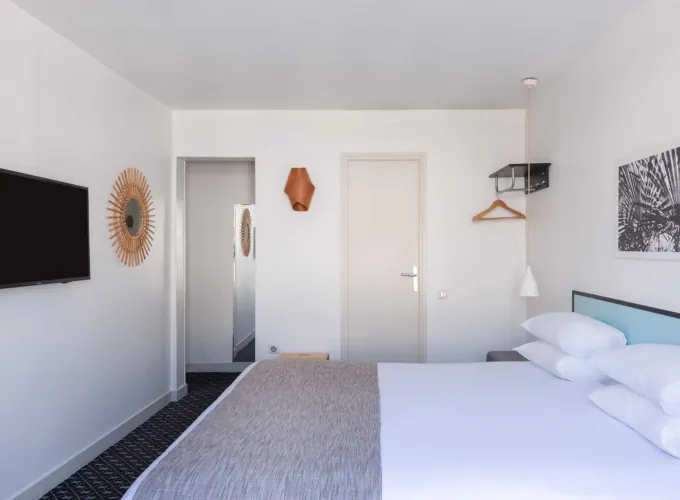 Chambre Double Balcon Tour Eiffel à l’hôtel Palm avec vue sur la salle de bain