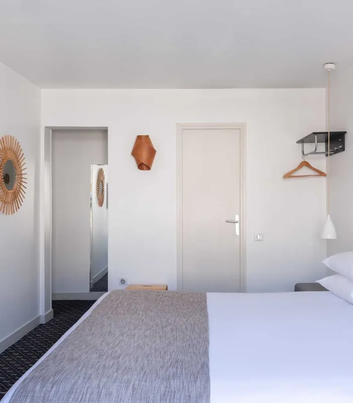 Chambre Double Balcon Tour Eiffel à l’hôtel Palm avec vue sur la salle de bain