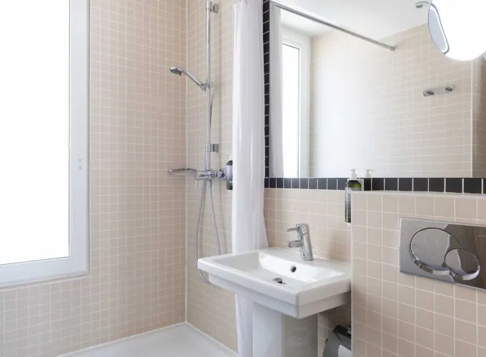Salle de bain avec lavabo et douche de la Chambre Double Balcon Tour Eiffel à l’hôtel Palm