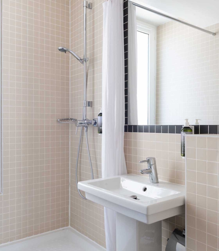 Salle de bain avec lavabo et douche de la Chambre Double Balcon Tour Eiffel à l’hôtel Palm