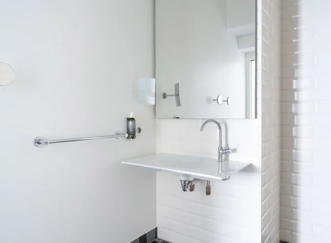 ホテル34bの鏡と手すり付きバリアフリー洗面台