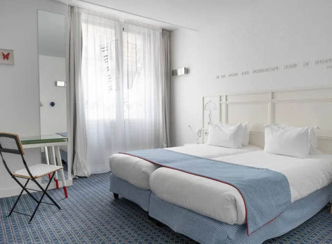 chambre twin accessible avec deux lits simples et décoration bleu clair à l’hôtel 34b