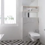 toilettes accessibles avec barres d’appui et lavabo dans la salle de bain à l’hôtel 34b