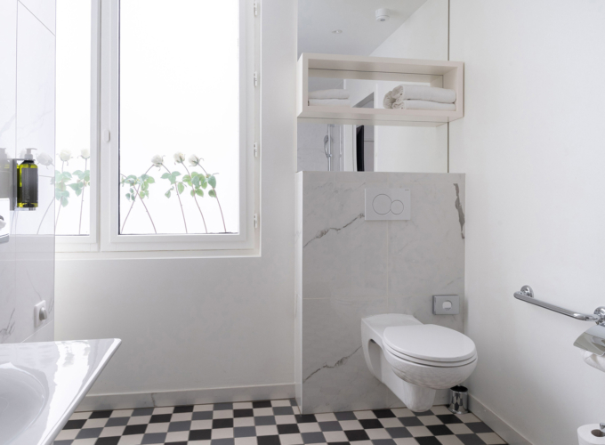 toilettes accessibles avec barres d’appui et lavabo dans la salle de bain à l’hôtel 34b