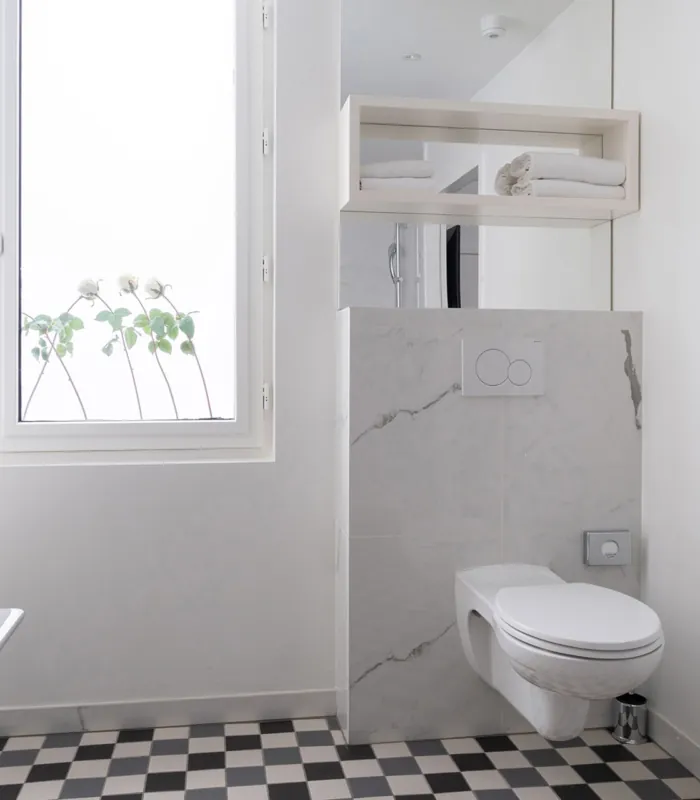 toilettes accessibles avec barres d’appui et lavabo dans la salle de bain à l’hôtel 34b
