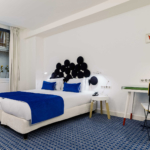 chambre twin accessible avec une tête de lit bleue et blanche à l’hôtel 34b